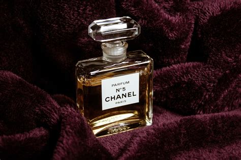 profumo chanel numero 5 shabby chic immagini|Profumo Chanel N°5 la storia e quanto costa .